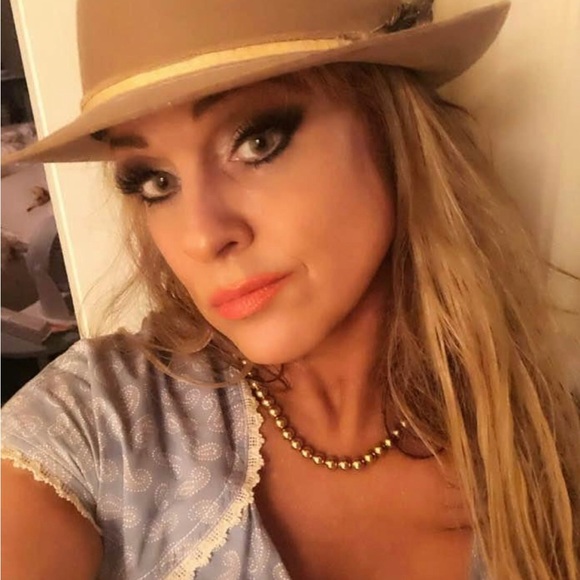 Meet your Posher, Darbi - Picture 1 of 1